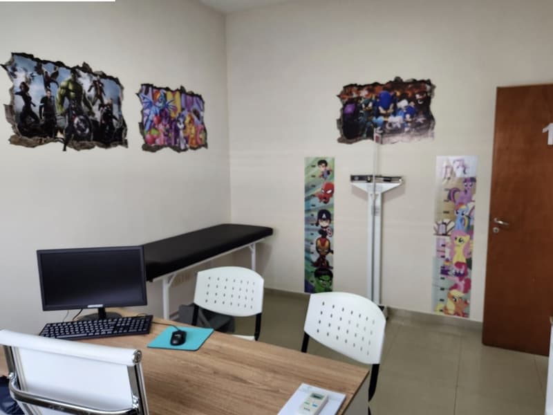 Consultorio de Pediatría, con decoración para los más chicos, camilla y pesa con tallímetro