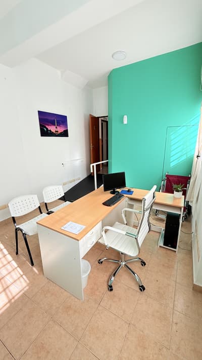 Consultorio con pared verde y escritorio