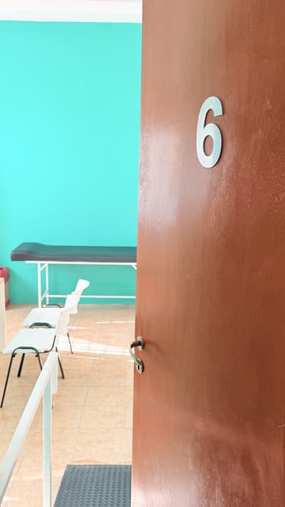 Puerta del consultorio 6