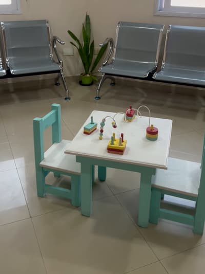 Sala de espera con rincón infantil